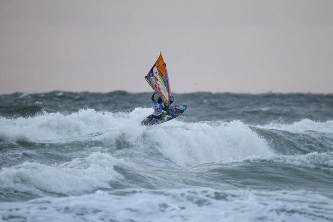 Traversa frontside in the final - 2012 PWA Cold Hawaii World Cup ©  John Carter / PWA http://www.pwaworldtour.com